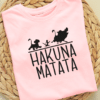 Camiseta estampada T-shirt Hakuna Matata - Hombre - Camiseta de algodón 180gsm - ROSADO